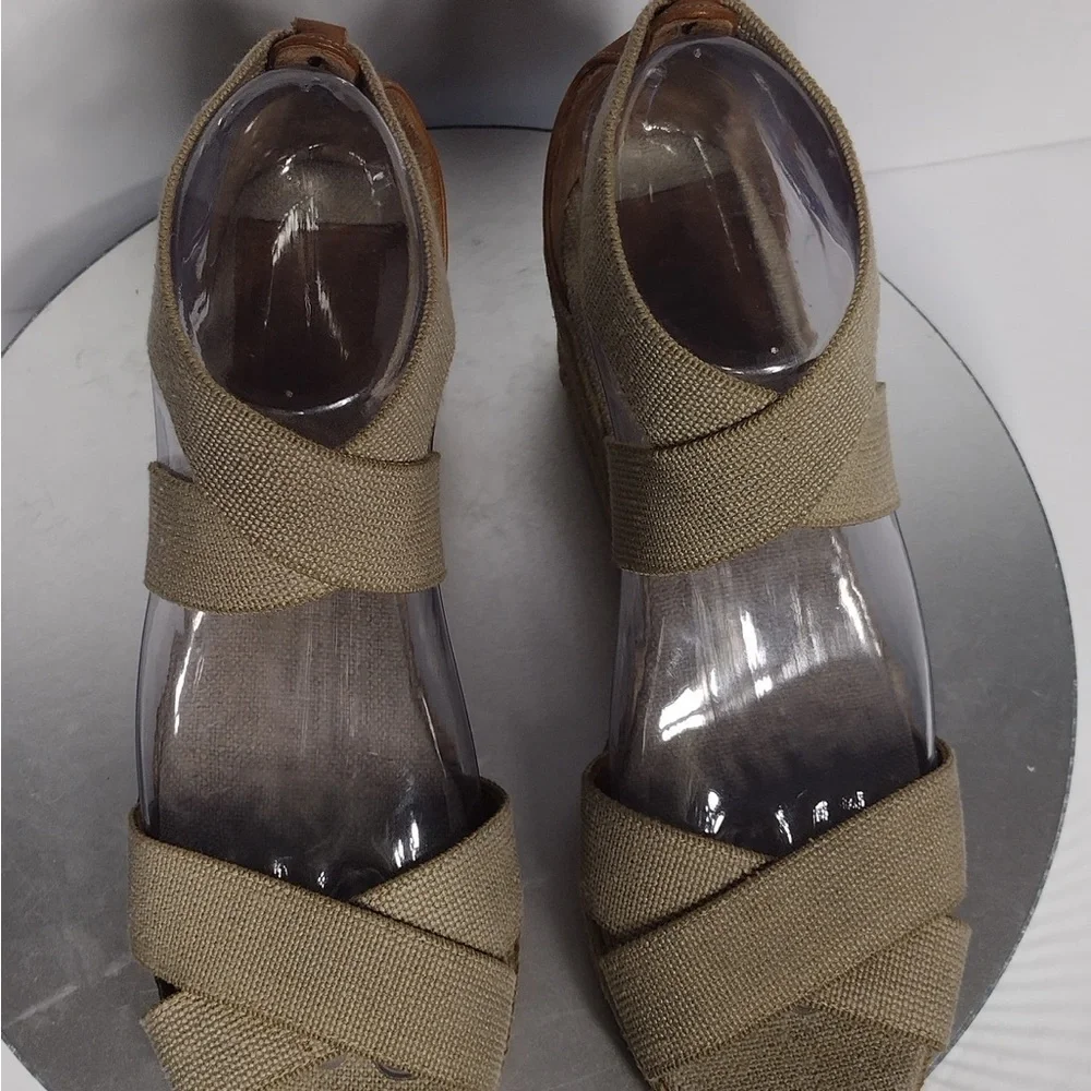 Tory Burch Women's Tan Wedge Sandals size 8 pre owned good condition